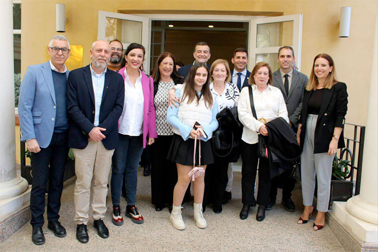 Imagen posterior al acto oficial de homenaje a Manuel José García Caparrós con sus tres hermanas —Loli, Paqui y Puri— y familiares posando junto a Antonio Maíllo, Toni Valero y otros/as dirigentes de IU.