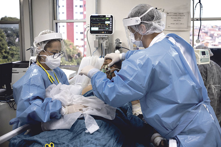 Tratamiento a un paciente de Covid-19 (mayo 2020) | CC BY-SA 4.0