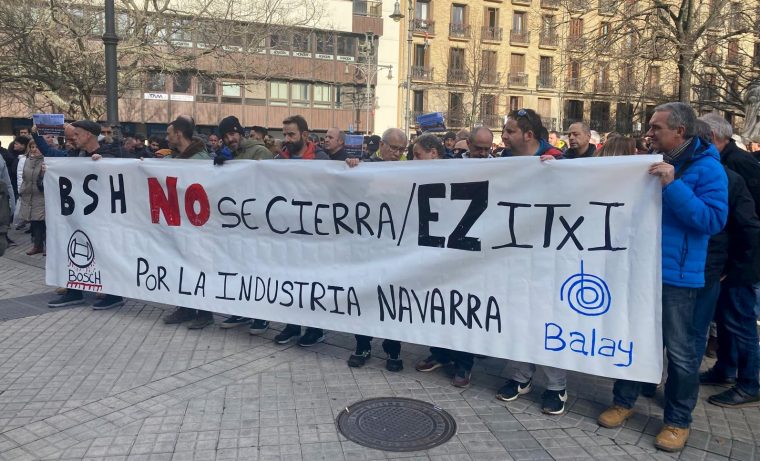Concentración de trabajadores de BSH tras el anuncio de cierre por parte de la empresa el pasado diciembre.