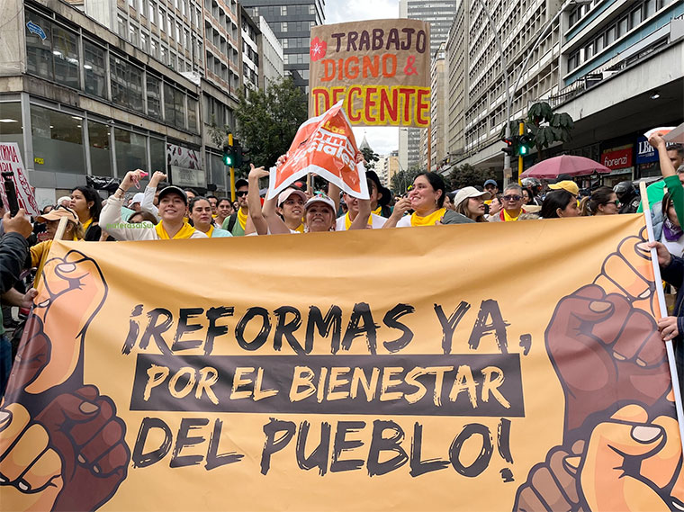 Colectivos a favor de las reformas en Bogotá durante la marcha del 18 de marzo de 2025 | Foto: Iñaki Chaves