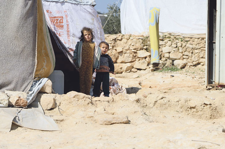 Menores residiendo en tiendas de campaña en un campamento | sana.sy