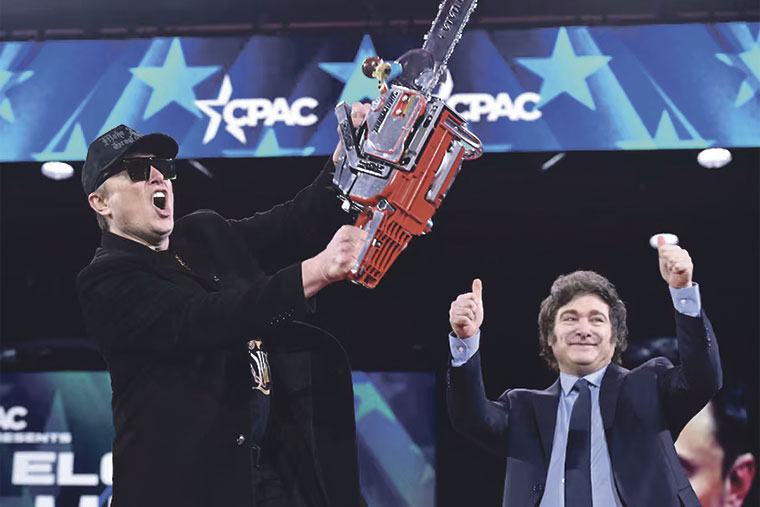 Javier Milei asiste a la Conferencia de Acción Conservadora en EE.UU. y regala a Elon Musk una réplica de la motosierra que tiene en su despacho