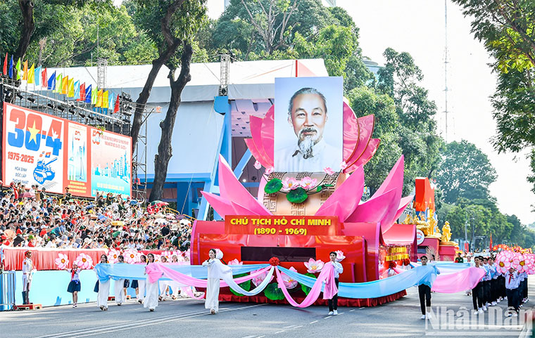 El retrato del líder histórico Ho Chi Minh preside el desfile durante el ensayo de la ceremonia por la conmemoración del 50º Aniversario del Día de la Liberación del Sur y la Reunificación Nacional (30 de abril de 1975 - 30 de abril de 2025) | Foto: nhandan.vn