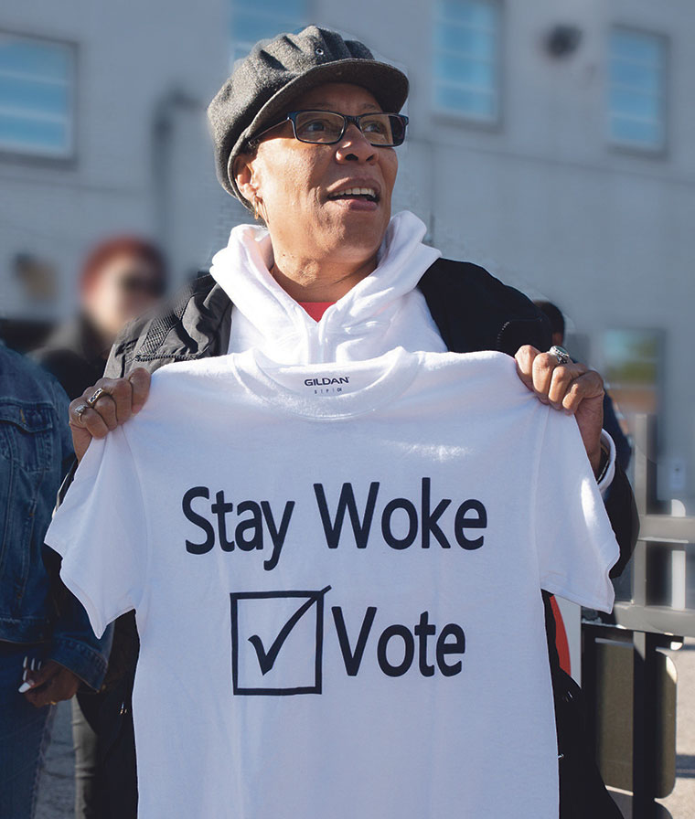La excongresista de los Estados Unidos, Marcia Fudge, sosteniendo una camiseta con la frase "Stay Woke: Vote" en 2018 | Marcia Fudge / Dominio público.