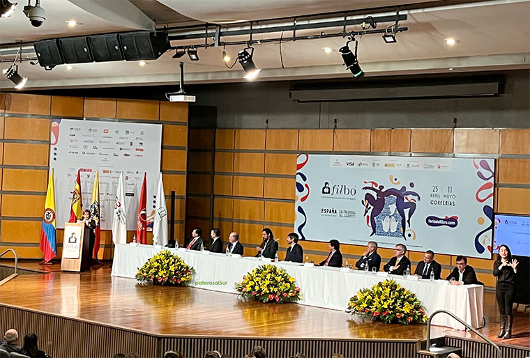 La escritora Piedad Bonnett (izqda.) al lado de la mesa principal durante la inauguración de la FILBo 2025 | Foto: Iñaki Chaves