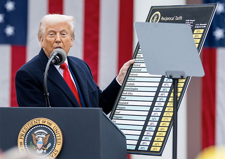 Donald Trump firma la orden ejecutiva de imposición de aranceles el pasado 2 de abril | Foto: The White House / Dominio público