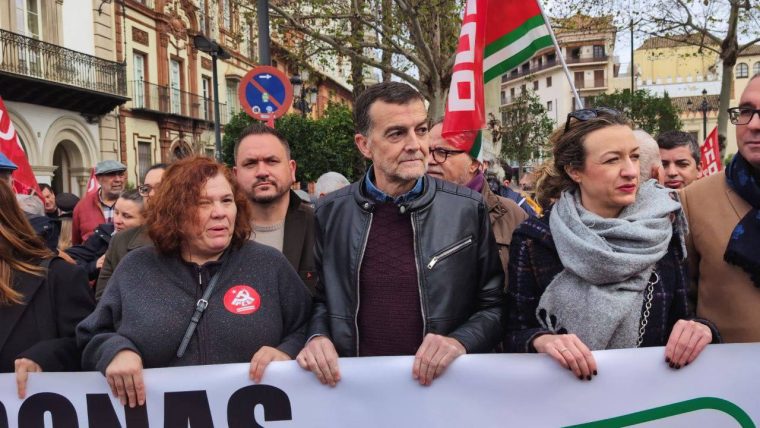 Antonio Maíllo durante una reciente movilización en Sevilla junto a la diputada de IU en el Congreso, Engracia Rivera, y otros/as dirigentes de IU Andalucía