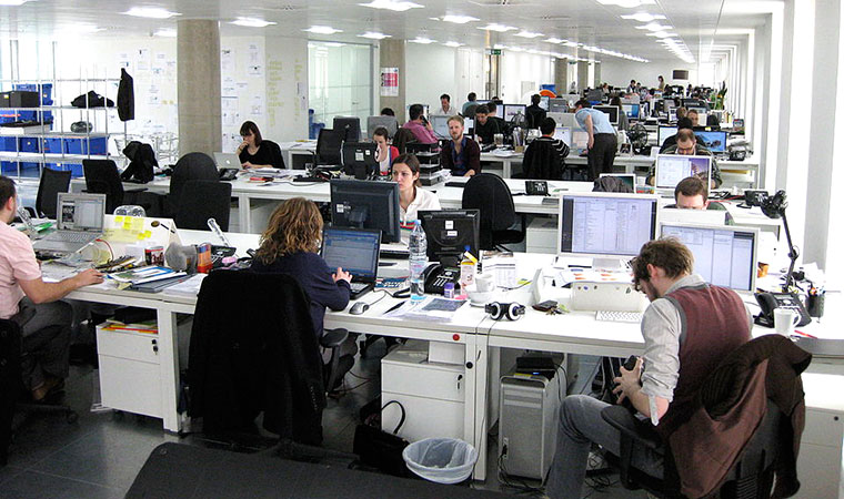 Trabajadores en una oficina | Foto: Phil Whitehouse / CC BY 2.0