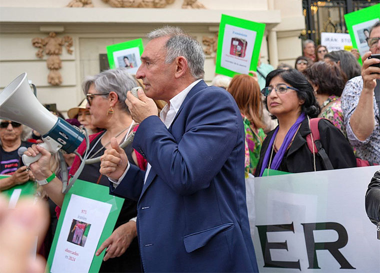 Enrique Santiago, secretario general del PCE y diputado de Izquierda Unida, en la concentración frente al Congreso de los Diputados