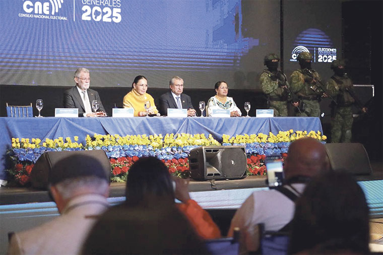 Consejo Nacional Electoral de Ecuador anuncia resultados rodeado de militares | @cnegobec