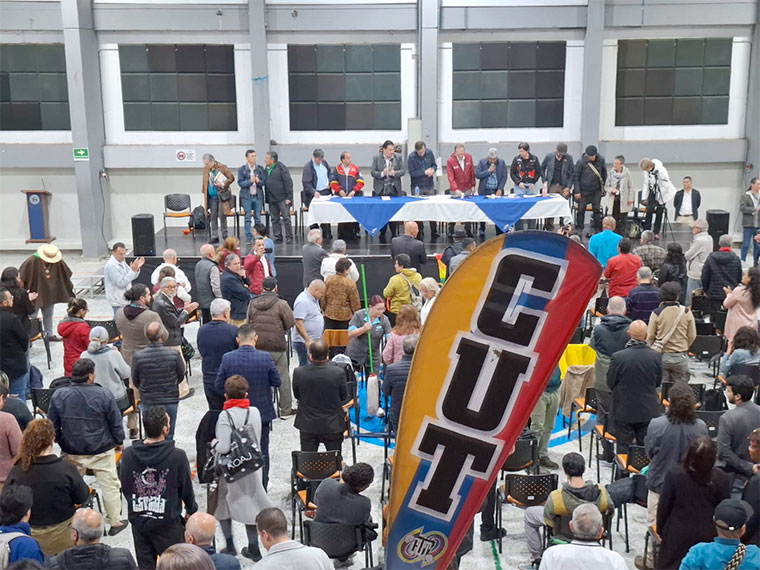 Cumbre Social, Política y Popular con la presencia de organizaciones sindicales, sociales, académicas, indígenas, afro, campesinos, entre otros, en respuesta al rechazo del Senado a la convocatoria de una consulta popular sobre las reformas sociales | Foto: @cutcolombia
