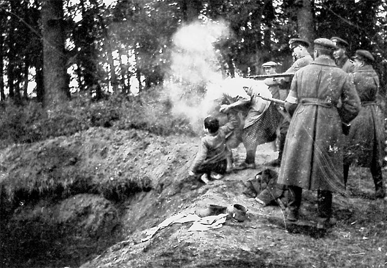 Colaboradores nazis ucranianos y oficiales nazis alemanes disparan a una madre judía y a su hijo al borde de una fosa en la ciudad ucraniana de Miropol el 13 de octubre de 1941.