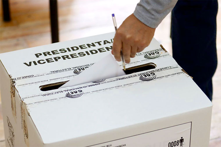 Urna de votación en la segunda vuelta de las elecciones presidenciales de Ecuador el 13 de abril de 2025 | Foto: @cnegobec