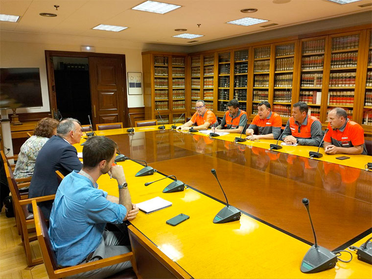 Reunión que Enrique Santiago mantuvo la semana pasada en el Congreso con representantes del Comité de Empresa de Bridgestone | Foto: Izquierda Unida