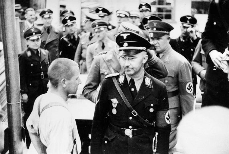 Heinrich Himmler, cabeza de las SS, inspecciona el campo de concentración de Dachau en mayo de 1936 | Foto: Bundesarchiv Bild 152-11-12, Dachau, Konzentrationslager, Besuch Himmlers / Wikimedia commons