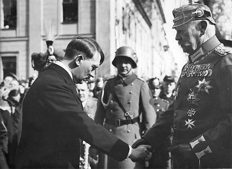 El presidente del Reich von Hindenburg y el canciller del Reich Adolf Hitler en el día de Potsdam (21 de marzo de 1933) | Foto: Bundesarchiv, Bild 183-S38324 / CC-BY-SA 3.0