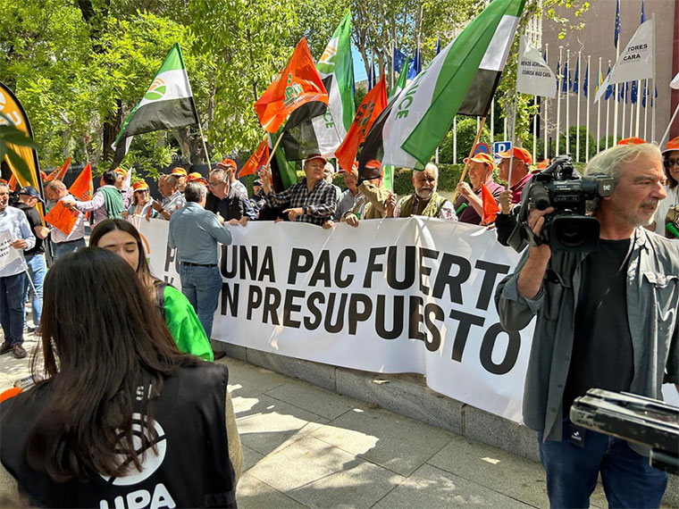 Frente a la oficina española de la Comisión Europea reclamando una PAC más justa para los agricultores