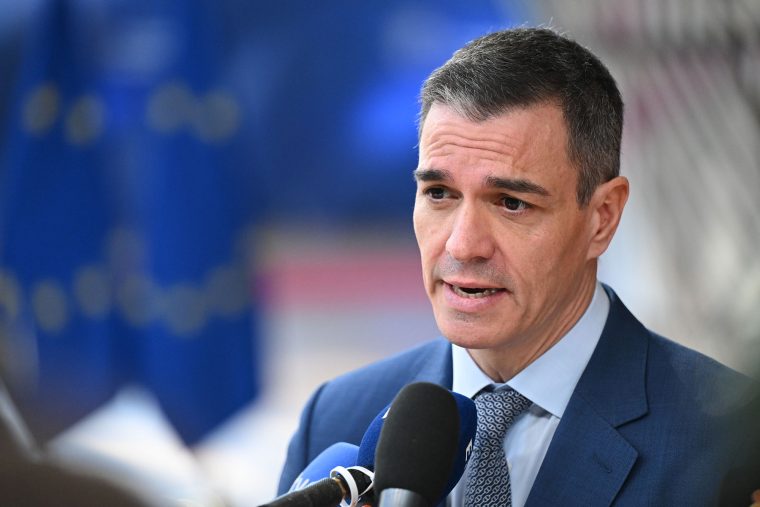 El presidente del Gobierno, Pedro Sánchez, atiende a los medios de comunicación a su llegada a una sesión de trabajo del Consejo Europeo. Fuente: Moncloa