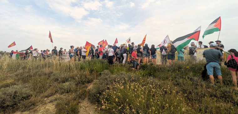 Parte de la marcha, a la llegada del complejo militar.