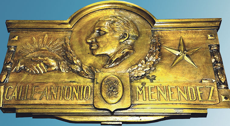 Placa de nomenclatura en bronce con el nombre del joven socialista asesinado Antonio Menéndez