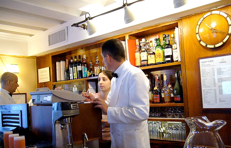 Camarero/a hostelería | Foto: Clayton Parker / CC BY-SA 2.0