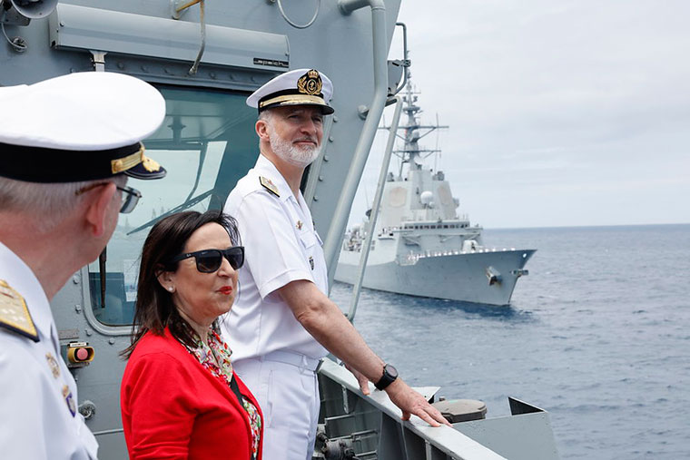 El rey Felipe VI, pasa revista en una parada naval el pasado 31 de mayo de 2025, durante la celebración del día de las Fuerzas Armadas | Foto: Ministerio de Defensa / CC BY-NC-ND 2.0