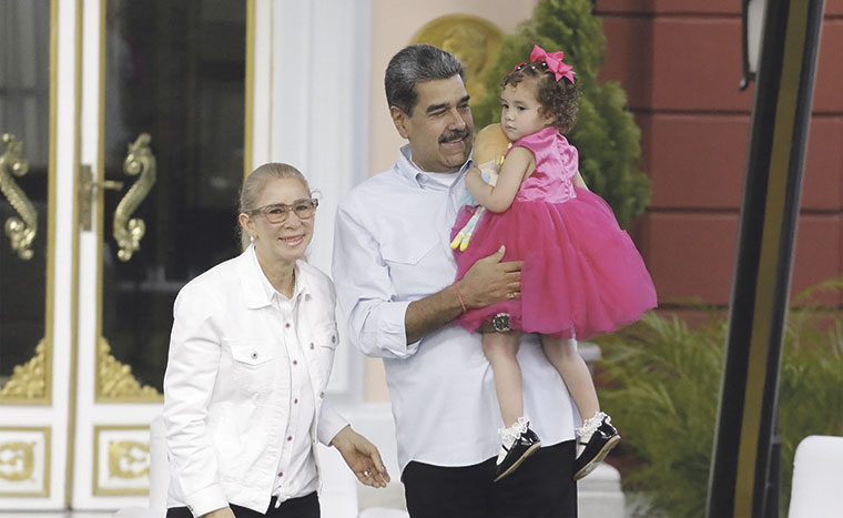 La niña Maikelys recibida por el presidente Nicolás Maduro| Wilmer Naveda / presidencia.gob.ve