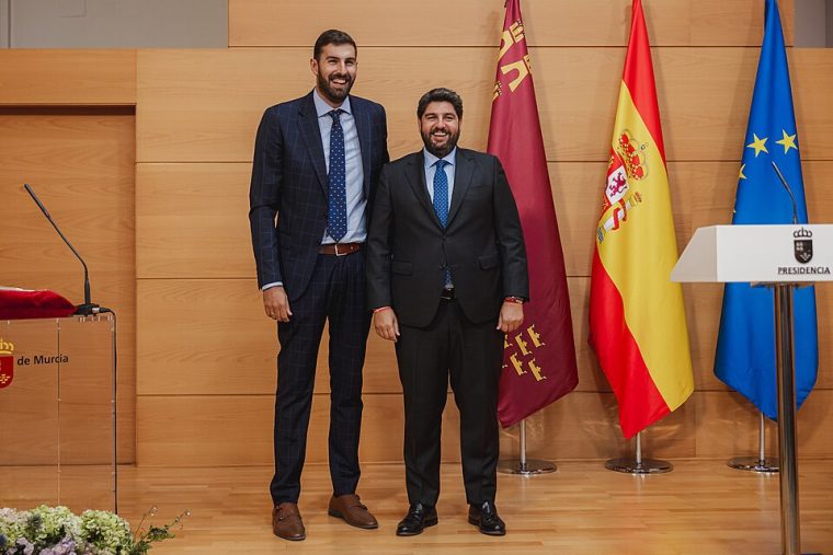 Fernando López Miras y José Ángel Antelo, en la toma de éste último como vicepresidente de la Región de Murcia y consejero de Interior, Emergencias y Ordenación del Territorio. Fuente: Vox España (CC 1.0)