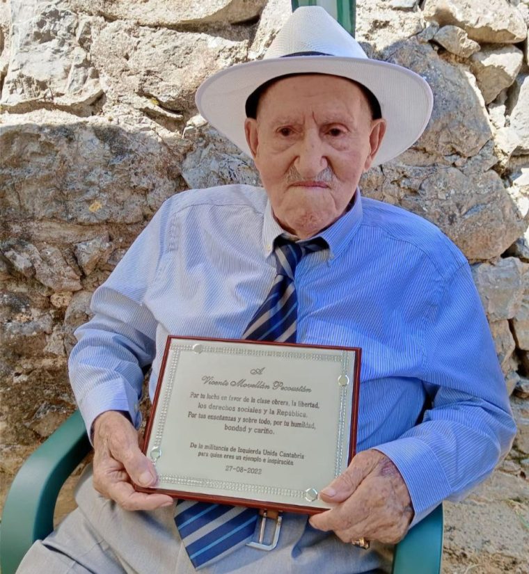 Vicente-Marino Movellán Pecoustán, militante histórico del PCE e IU, con un reconocimiento por su compromiso político. Fuente: Izquierda Unida Cantabria