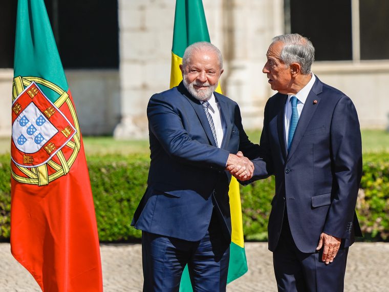 Lula da Silva y Marcelo Rebelo de Sousa durante una ceremonia de bienvenida con honores militares en abril de 2023. Praça do Império, Lisboa. Fuente: Palácio do Planalto (CC 2.0)