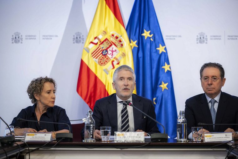 El ministro del Interior, Fernando Grande-Marlaska, presidiendo la reunión extraordinaria de la Comisión de seguimiento del III Plan de Acción de Lucha contra los Delitos de Odio 2024-2028. Foto: Miguel Berrocal / Ministerio del Interior