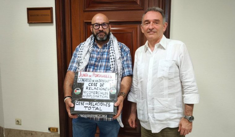 Sergio Toribio, activista por el pueblo palestino y denunciante, junto a Enrique Santiago | Foto: Izquierda Unida