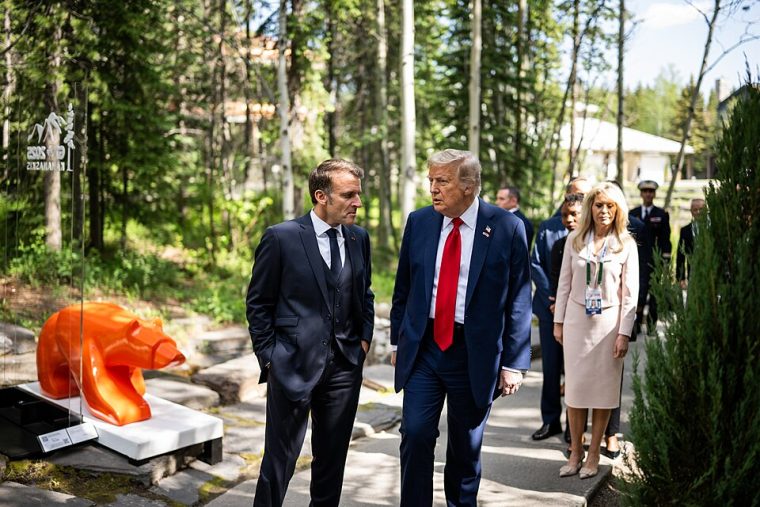 Donald Trump conversa con Emmanuel Macron antes de la ceremonia de bienvenida en la Cumbre del G7, el lunes 16 de junio de 2025, en Kananaskis, Alberta, Canadá. Fuente: The White House (CC)