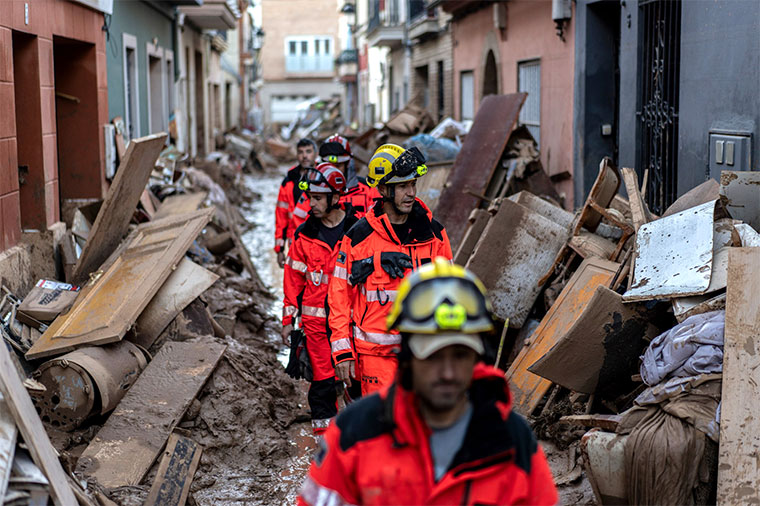 Bomberos en la localidad de Paiporta, los días posteriores a la DANA | Foto: Olmo Calvo