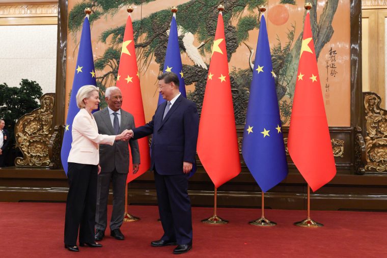 António Costa, Ursula von der Leyen y Xi Jinping se saludan al inicio de la 25.ª cumbre UE-China, celebrada el 24 de julio de 2025 en Pekín. Fuente: Council of the European Union