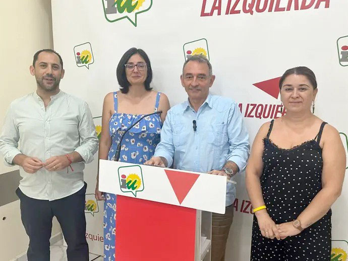 Enrique Santiago en Córdoba junto a dirigentes locales de Izquierda Unida en la sede de la formación | Foto: Izquierda Unida