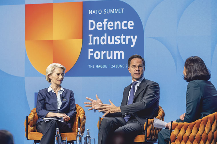 Ursula von der Leyen, presidenta de la Comisión Europea junto a Mark Rutte, secretario general de la OTAN en el Foro de la Industria de Defensa dentro del marco de la Cumbre de la OTAN celebrada el 24 de junio de 2025 en La Haya | Fuente: NATO / CC BY-NC-ND 4.0