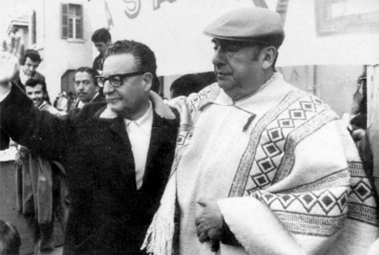 Pablo Neruda, a la derecha de la imagen, junto a Salvador Allende | Foto: Biblioteca del Congreso Nacional / Wikimedia commons / CC BY 3.0 CL