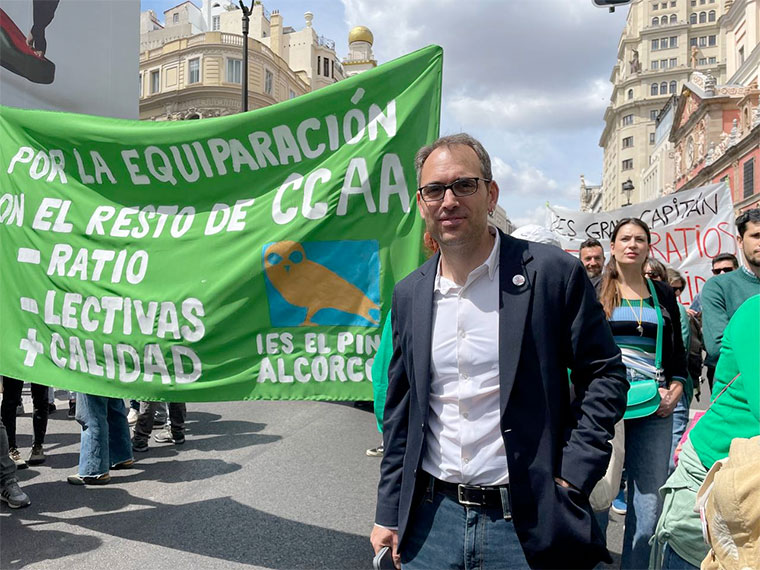 Toni Valero durante una reciente imagen de una movilización de apoyo a la Educación Pública en Madrid | Fuente: Izquierda Unida