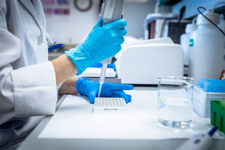 Trabajadora laboratorio