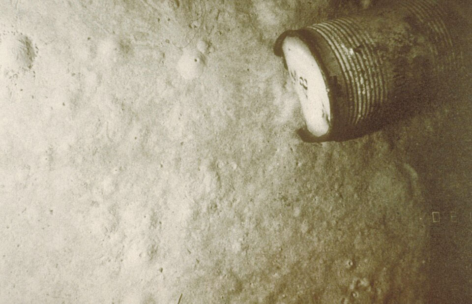 Bidones de residuos radiactivos, en la zona de vertido del Atlántico Nordeste (zona NEA), entre 4.500 y 4.700 m de profundidad (mayo 1984) | Fuente: Fûts de déchets faiblement radioactifs en Altantique Nord-Est / CC BY 4.0