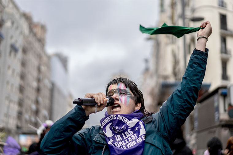 Feministas contra el racismo en la manifestación del 8M en Madrid 2025 | Olmo Calvo