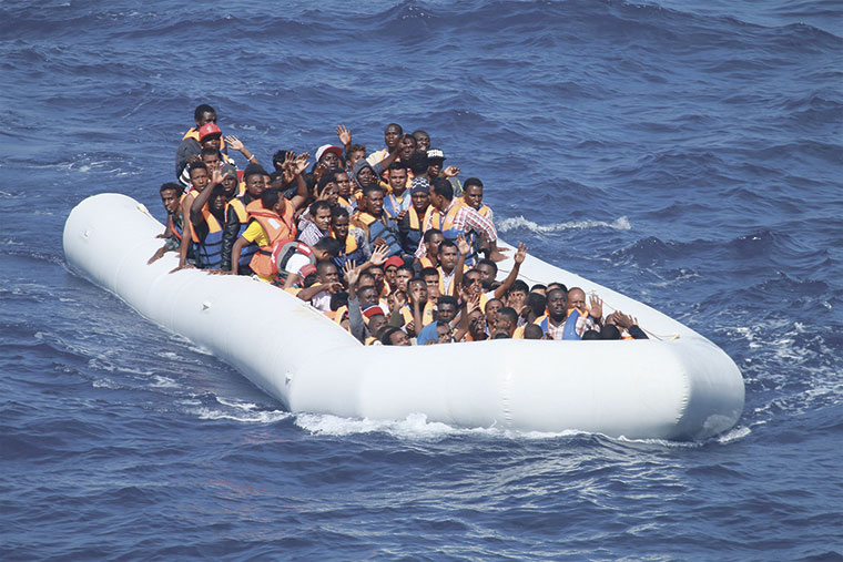 Migrantes en el Mediterráneo a bordo de un bote hinchable | Commander, U.S. Naval Forces Europe-Africa/U.S. 6th Fleet / Dominio público