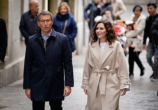 Díaz Ayuso y Núñez Feijoo - Populares de Madrid, CC BY 2.0, via Wikimedia Commons