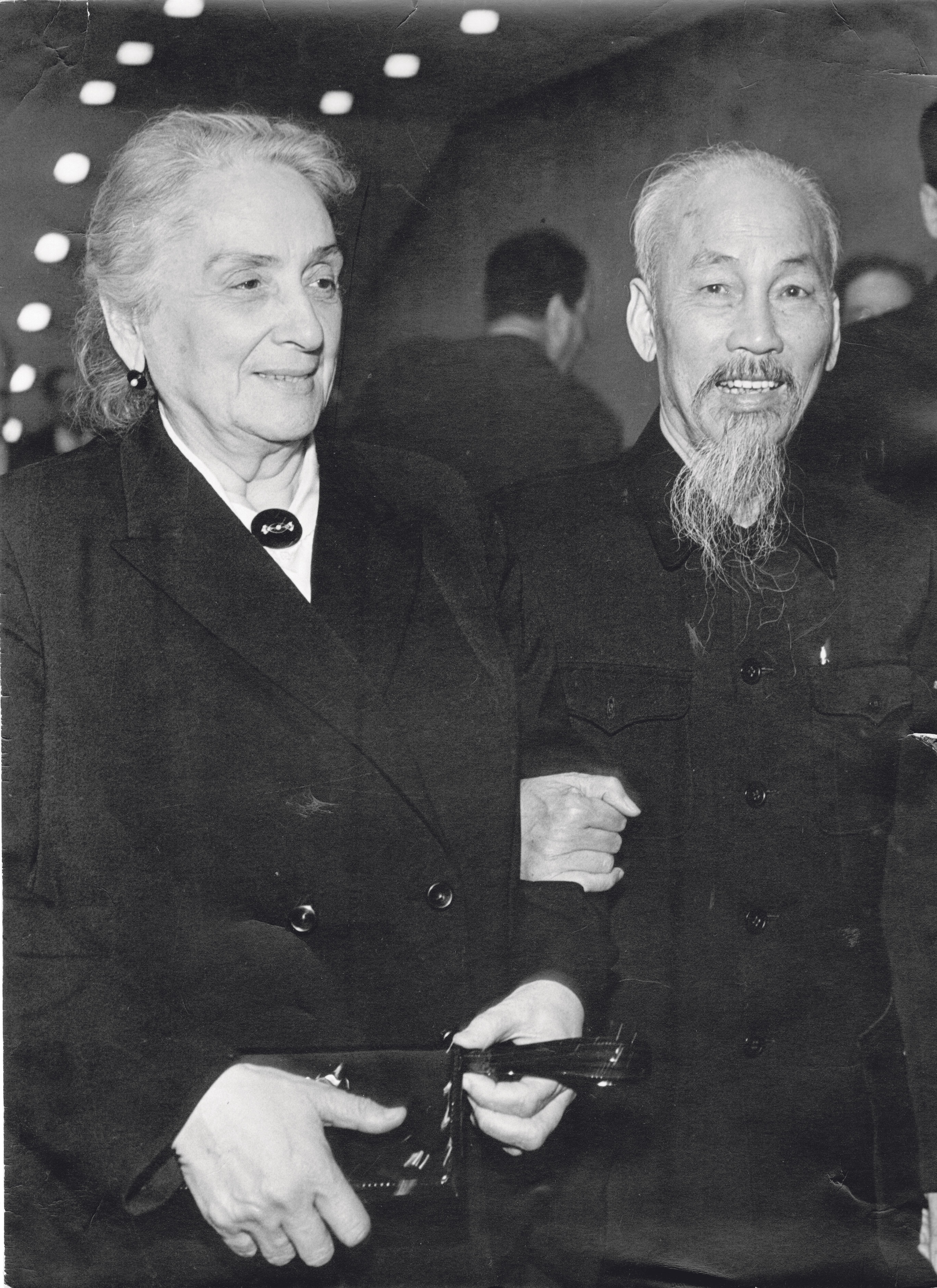 Dolores junto al líder comunista vietnamita Ho Chi Minh en París (1960) | Fuente: Archivo Histórico PCE