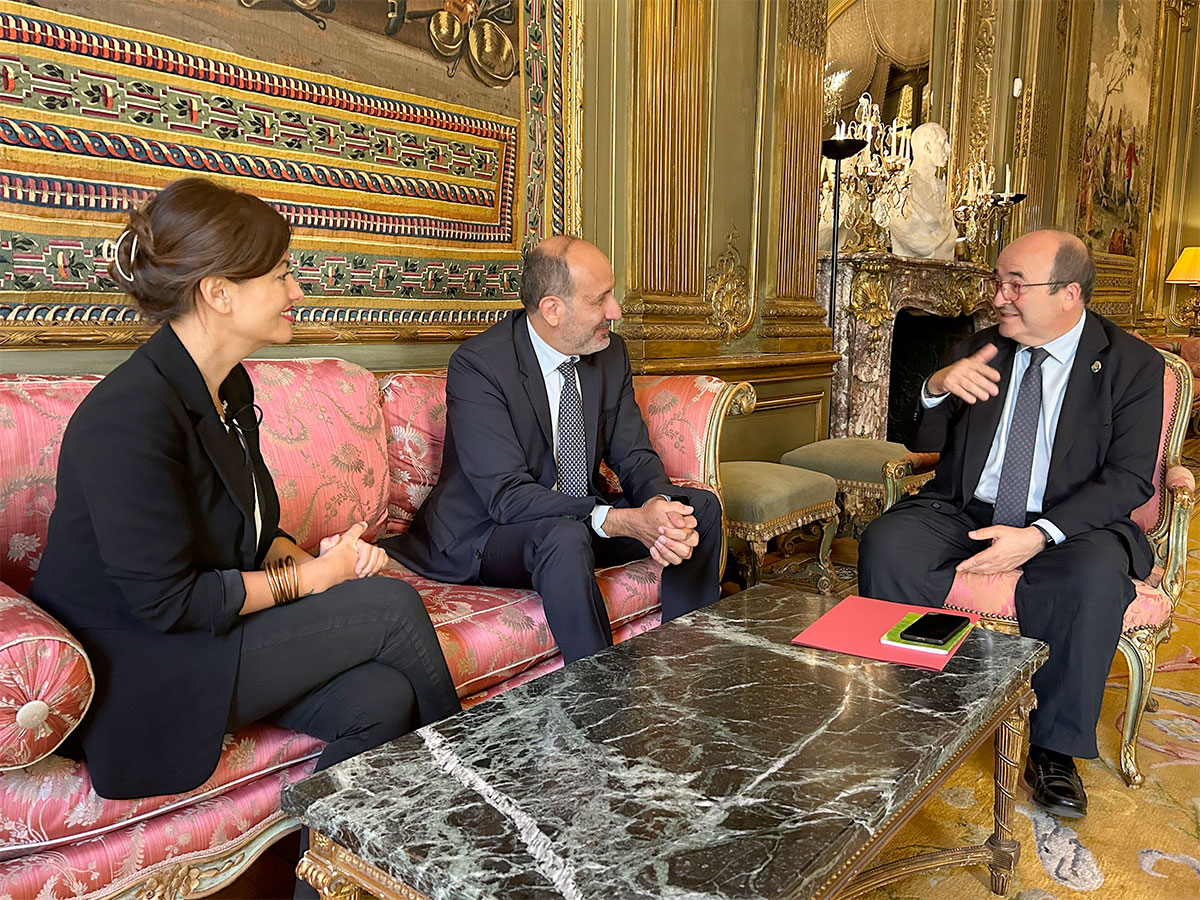 La ministra Sira Rego junto al Embajador de España en la República Francesa, Victorio Redondo y Miquel Iceta, Embajador de España ante la UNESCO | Fuente: Ministerio de Juventud e Infancia