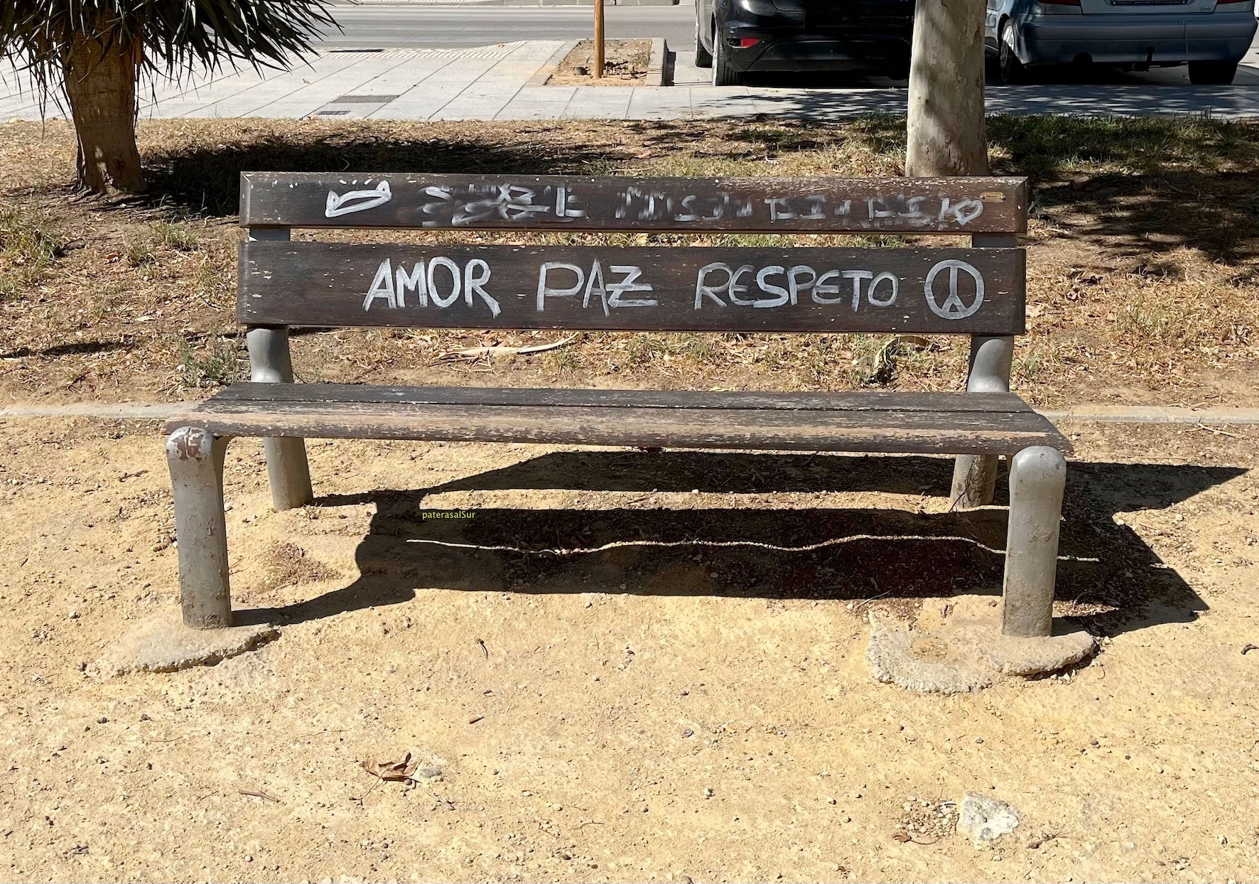 "Amor - paz - respeto", en un rincón de septiembre | Foto: Iñaki Chaves