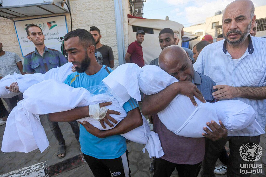 Asesinato de niños palestinos en un bombardeo | Fuente: Ashraf Amra / UNRWA / wikimedia commons / CC BY-SA 3.0 IGO