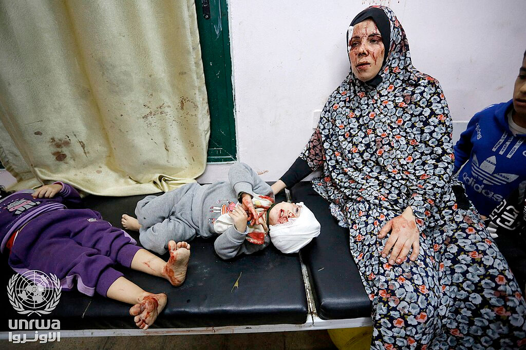 Miembros de una familia palestina heridos tras un bombardeo israelí | Fuente: Ashraf Amra - UNRWA / wikimedia commons / CC BY-SA 3.0 IGO