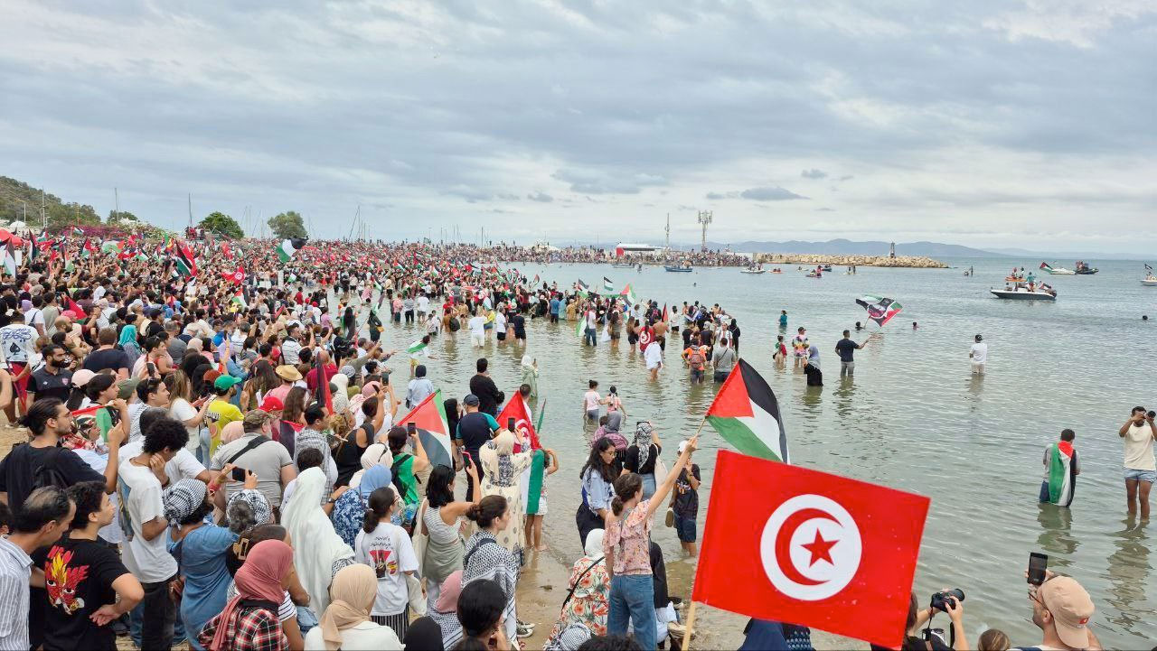 Miles de personas esperan la salida de la Global Sumud Flotilla en el puerto de Sidi Bou Said en Túnez | Fuente: @Nexo_Latino
